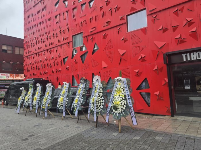 LMHT: Anti Gumayusi gửi vòng hoa tang kỷ lục tới trụ sở T1, cộng đồng bức xúc_692ab712a4eff.png